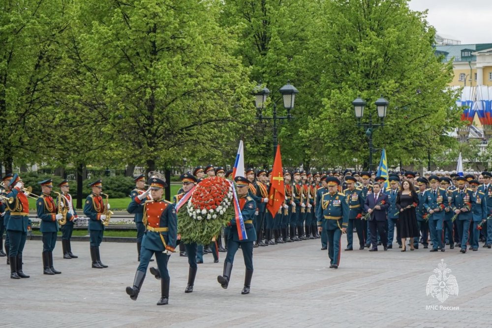 Руководство и сотрудники МЧС России отдали дань памяти воинам, погибшим в Великой Отечественной войне